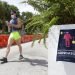 Una persona que porta una mascarilla camina por Miami Beach, en Florida, el sábado 4 de julio de 2020. Foto: AP/Wilfredo Lee.