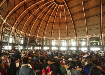 En esta fotografía del 15 de agosto de 2012, inmigrantes llenan formularios para inscribirse en el programa DACA. Foto: Sitthixay Ditthavong/AP.