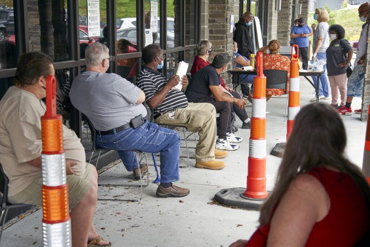 Una agencia de ayuda a desempleados en Omaha, Nebraska, el 15 de julio del 2020. Foto: AP/Nati Harnik.