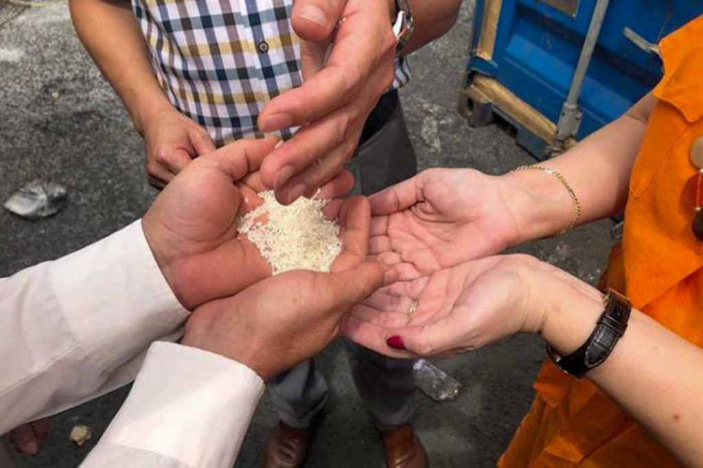 Vietnam entrega a embajadora cubana las 5.000 toneladas de arroz donados a Cuba. Foto: cubadebate.cu