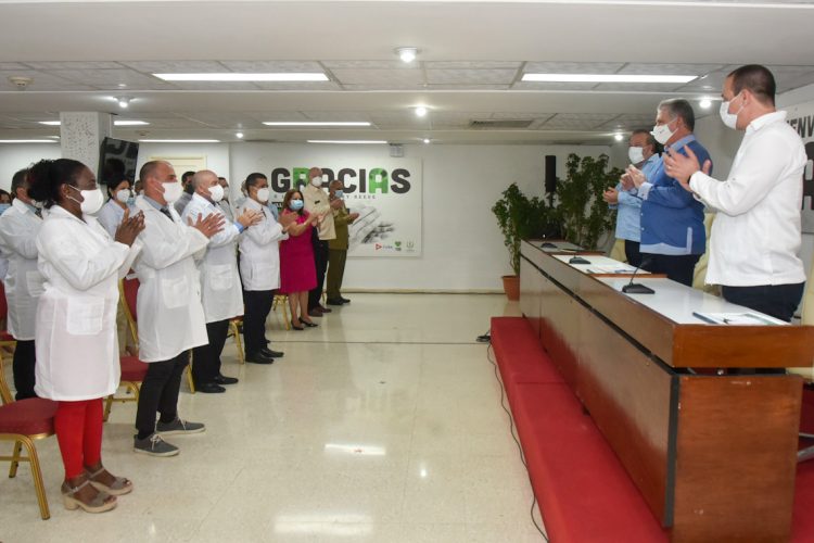 El presidente cubano, Miguel Díaz-Canel, recibió hoy a médicos de la Isla que combatieron la pandemia en Andorra, Nicaragua y Antigua y Barbuda. Foto: @PresidenciaCuba/Twitter.
