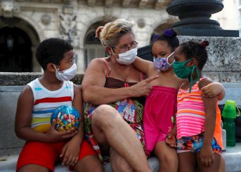 En La Habana fueron diagnosticados 14 personas con la COVID-19, en los municipios de Plaza de la Revolución, Boyeros, Centro Habana, La Lisa, Marianao y 10 de Octubre. Los contagios de Artemisa se detectaron en los municipios de Bauta y Caimito. Foto: Yander Zamora/EFE.