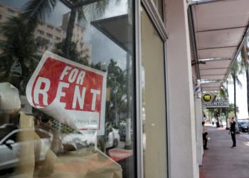 En esta imagen del 13 de julio de 2020, se ve un letrero de "Se Renta" en una tienda cerrada por la pandemia del coronavirus, en Miami Beach. Foto: Lynne Sladky/AP.