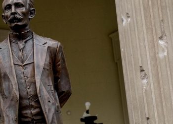 Vista exterior de la embajada de Cuba en Washington con marcas de disparos. Foto: CNN