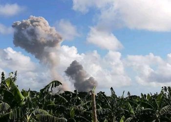 Vista de columnas de humo desde la localidad de Velasco, en Holguín, Cuba, supuestamente resultado de explosiones ocurridas en una unidad militar cercana, el 6 de julio de 2020. Foto: Hanoi Martínez / Facebook.