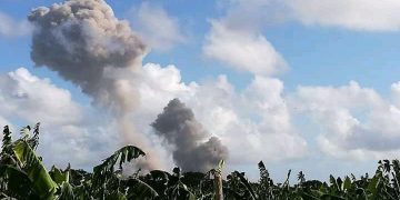Vista de columnas de humo desde la localidad de Velasco, en Holguín, Cuba, supuestamente resultado de explosiones ocurridas en una unidad militar cercana, el 6 de julio de 2020. Foto: Hanoi Martínez / Facebook.