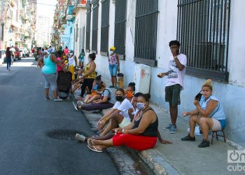 Continúan las colas para adquirir alimentos en La Habana. Foto: Otmaro Rodríguez