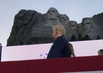 El presidente Donald Trump observa cómo los aviones realizan sobrevuelos del Monumento Nacional Mount Rushmore el viernes 3 de julio de 2020. Foto: Alex Brandon.