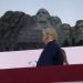 El presidente Donald Trump observa cómo los aviones realizan sobrevuelos del Monumento Nacional Mount Rushmore el viernes 3 de julio de 2020. Foto: Alex Brandon.
