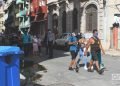 Compradores y policías en la cola en las afueras de la tienda de Prado 20, en La Habana, una de las nuevas tiendas que iniciaron la venta de artículos en Moneda Libremente (MLC) este lunes 20 de julio de 2020. Foto: Otmaro Rodríguez.