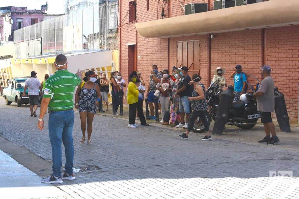 Compradores en la cola en las afueras de la tienda La Arcada, en La Habana, una de las nuevas tiendas que iniciaron la venta de artículos en Moneda Libremente (MLC) este lunes 20 de julio de 2020. Foto: Otmaro Rodríguez.