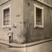 Imagen de una calle de La Habana tomada por el fotoperiodista estadounidense Lee Lockwood durante sus visitas a Cuba entre 1959 y 1969. Recogida en su libro La Cuba de Fidel (Tachen, 2016).