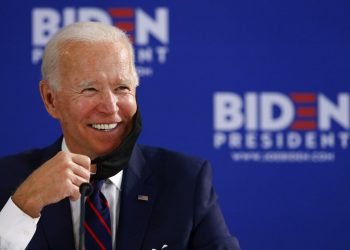 El candidato demócrata a la presidencia de EE.UU. Joe Biden sonríe durante una mesa redonda sobre la reapertura económica, jueves 11 de junio de 2020, en Filadelfia. Foto: Matt Slocum/AP/ Archivo.