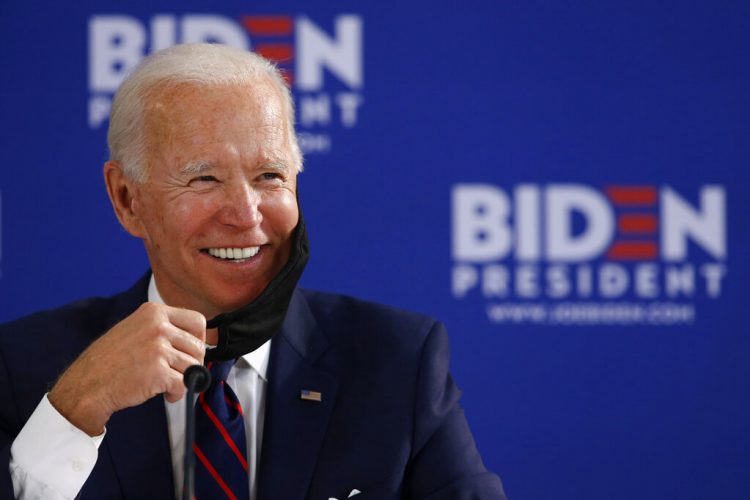 El candidato demócrata a la presidencia de EE.UU. Joe Biden sonríe durante una mesa redonda sobre la reapertura económica, jueves 11 de junio de 2020, en Filadelfia. Foto: Matt Slocum/AP/ Archivo.