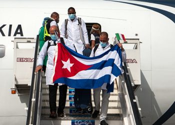 Llegada de los colaboradores cubanos de la salud procedentes de Turín, Italia. Foto: Abel Padrón Padilla/Cubadebate.