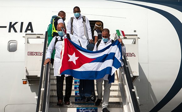 Llegada de los colaboradores cubanos de la salud procedentes de Turín, Italia. Foto: Abel Padrón Padilla/Cubadebate.