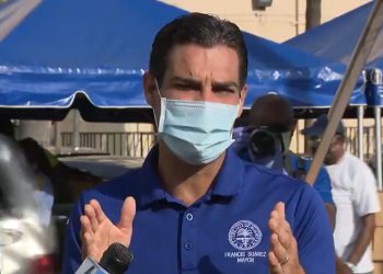 El alcalde de Miami, Francis Suárez, en una rueda de prensa la semana pasada al anunciar la obligatoriedad del uso de la máscara. | AP