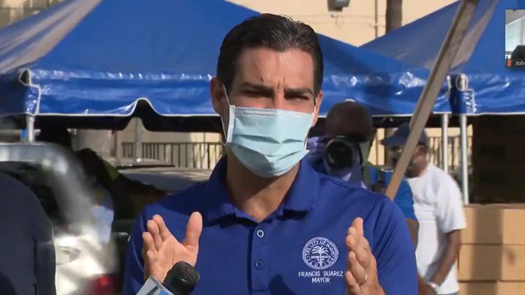 El alcalde de Miami, Francis Suárez, en una rueda de prensa la semana pasada al anunciar la obligatoriedad del uso de la máscara. | AP