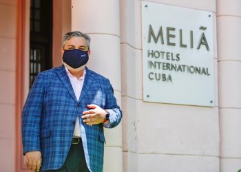 El subdirector general de la hotelera Meliá en Cuba, Francisco Camps, durante una entrevista con la agencia española EFE en La Habana, en julio de 2020. Foto: Yander Zamora / EFE / Archivo.