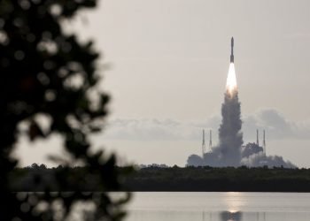 Fotografía facilitada por la NASA de un cohete Atlas V del proveedor aeroespacial United Launch Alliance despegando de Cabo Cañaveral, Florida, el jueves 30 de julio de 2020, llevando a bordo el explorador marciano Perseverance. Foto: Joel Kowsky/NASA vía AP.