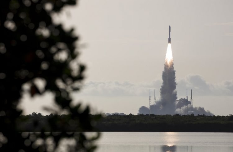 Fotografía facilitada por la NASA de un cohete Atlas V del proveedor aeroespacial United Launch Alliance despegando de Cabo Cañaveral, Florida, el jueves 30 de julio de 2020, llevando a bordo el explorador marciano Perseverance. Foto: Joel Kowsky/NASA vía AP.