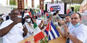 Brigada sanitaria cubana que asistió a Turín, Italia, en medio de la pandemia. Foto: Alessandro Di Marco/EFE/EPA/Archivo.