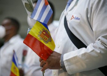 Médicos cubanos a su regreso de Andorra. Foto: acn.cu