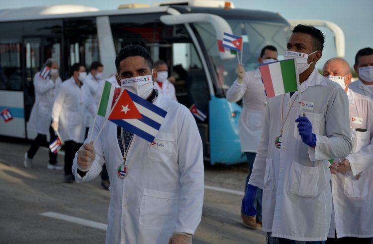 Una brigada médica regresa a Cuba desde Italia. Foto: Yamil Lage /EFE.