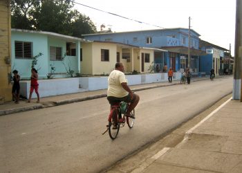 Calle Céspedes, Niquero. Foto: Wikipedia.