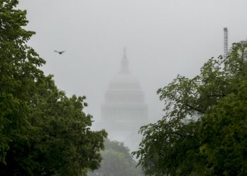 Con nuevos picos de COVID-19 por todas partes y al agotarse los fondos, el Congreso debate un nuevo paquete de rescate. Foto:  Andrew Harnik/AP.