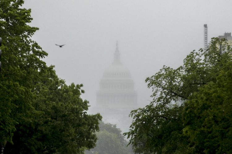 Con nuevos picos de COVID-19 por todas partes y al agotarse los fondos, el Congreso debate un nuevo paquete de rescate. Foto:  Andrew Harnik/AP.