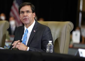 El secretario de Defensa estadounidense, Mark Esper,habla en una conferencia de prensa sobre operaciones antidrogas en la sede del Comando Sur, en Doral, Florida. Foto: Foto: Evan Vucci/AP.