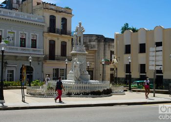 Personas caminan por la Plaza de Albear, en La Habana. Foto: Otmaro Rodríguez.