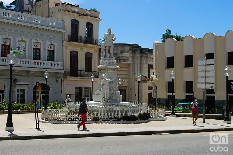 Personas caminan por la Plaza de Albear, en La Habana. Foto: Otmaro Rodríguez.