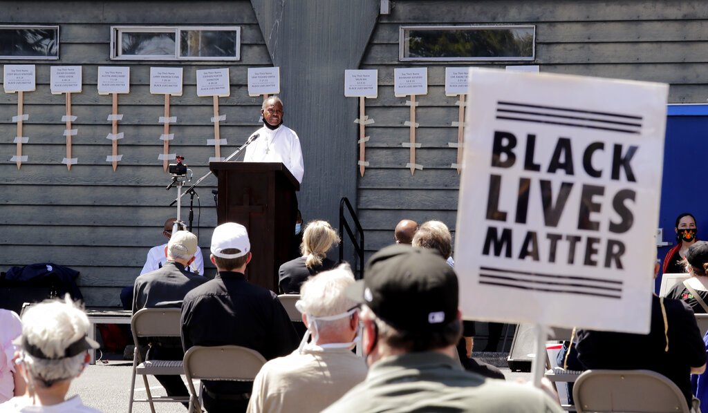 El diácono Joseph Conner habla en una vigilia de oración al aire libre por la justicia racial, en la iglesia de la Inmaculada Concepción el domingo 19 de julio de 2020 en Seattle. Foto: AP/Elaine Thompson.