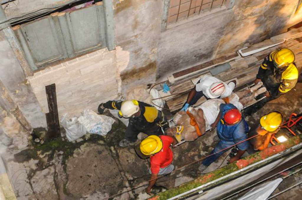 Rescatistas sacan con vida a anciana que quedó atrapada bajo los escombros de un derrumbe en La Habana. Foto: Granma/Dunia Álvarez.