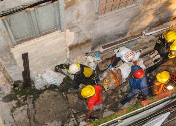 Rescatistas sacan con vida a anciana que quedó atrapada bajo los escombros de un derrumbe en La Habana. Foto: Granma/Dunia Álvarez.