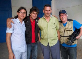 De derecha a izquierda, Roly Peña, César Hidalgo y dos miembros del equipo de trabajo de la serie "La conjura del silencio". Foto: tomada del Facebook de César Hidalgo.