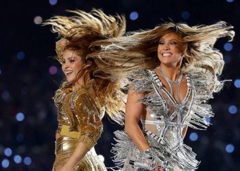 Shakira, a la izquierda, y Jennifer López durante su espectáculo en el Super Bowl, en Miami Gardens, Florida, 2 de febrero de 2020. Foto: Patrick Semansky/AP.