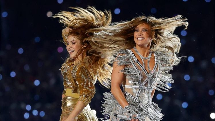Shakira, a la izquierda, y Jennifer López durante su espectáculo en el Super Bowl, en Miami Gardens, Florida, 2 de febrero de 2020. Foto: Patrick Semansky/AP.