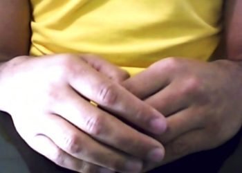 Esta imagen tomada de un video muestra las manos de un brasileño que estaba infectado con el virus del SIDA y no ha mostrado ningún indicio del mismo por más de un año después de haber dejado de tomar medicamentos para el VIH. Foto: Federica Narancio/Zoom vía AP.