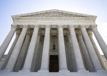 El presidente Donald Trump llegó a la Casa Blanca con promesas de dar un cambio conservador a la Corte Suprema. Pero este año y el pasado, pese a tener dos jueces seleccionados por Trump, la corte ha mostrado que no va a fallar automáticamente en favor del presidente y sus políticas. Foto: Manuel Balce Ceneta/AP.