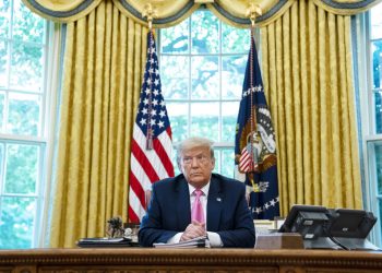 El presidente Donald Trump durante una reunión con el líder de la mayoría del Senado, Mitch McConnell, y con en el líder de la minoría de la Cámara de Representantes, Kevin McCarthy, en la Oficina Oval de la Casa Blanca, el lunes 20 de julio de 2020 en Washington. (AP Foto/Evan Vucci)