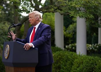 El presidente Donald Trump habla antes de firmar una orden ejecutiva sobre hispanos el jueves 9 de julio de 2020. Foto: Evan Vucci/AP.