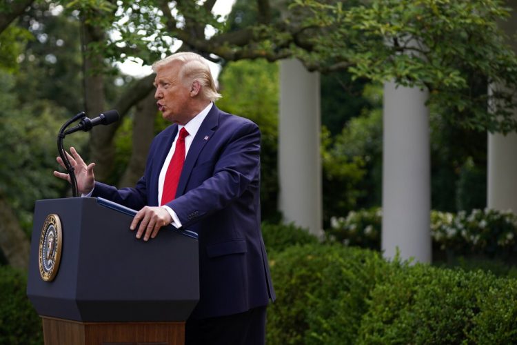 El presidente Donald Trump habla antes de firmar una orden ejecutiva sobre hispanos el jueves 9 de julio de 2020. Foto: Evan Vucci/AP.