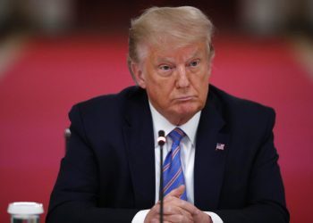 El presidente Donald Trump escucha durante un evento en la Casa Blanca, el martes 7 de julio de 2020, en Washington. Foto: AP/Alex Brandon.