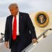 El presidente Donald Trump se baja de su avión en Morristown, Nueva Jersey, el 24 de julio de 2020. Foto: Patrick Semansky/AP.