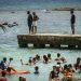 La gente disfruta el día en la Playa del Salado en Caimito, provincia de Artemisa, Cuba, el miércoles 15 de julio de 2020. Foto: AP/Ramón Espinosa.