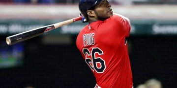 En esta foto de archivo del 18 de septiembre de 2019, el cubano Yasiel Puig, de los Indios de Cleveland, batea un sencillo que definió el encuentro ante los Tigres de Detroit en el décimo inning. Foto: AP/Tony Dejak. archivo)