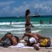 Decenas de personas disfrutan la playa este miércoles, en South Beach, en Miami La posible llegada a Florida de una tormenta tropical el fin de semana pone más presión a uno de los estados más golpeados por la COVID-19. Foto: Giorgio Viera / EFE.